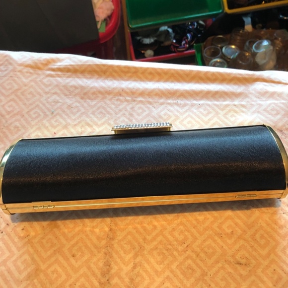 Sleek looking solid clutch , snap look, shoulder chain, elegant looking - Picture 2 of 5